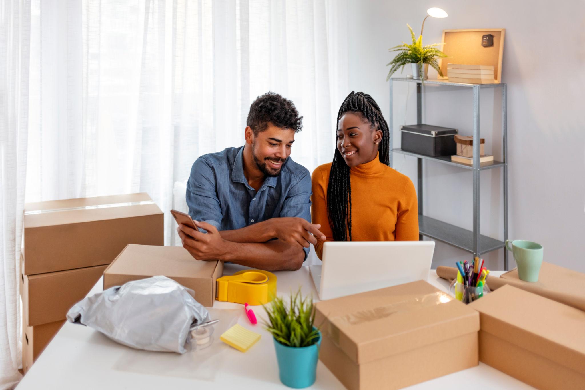 Couple préparant des colis pour leurs ventes en ligne